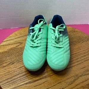 Children’s size 5 Deje TuHuella! Soccer Football cleats shoes